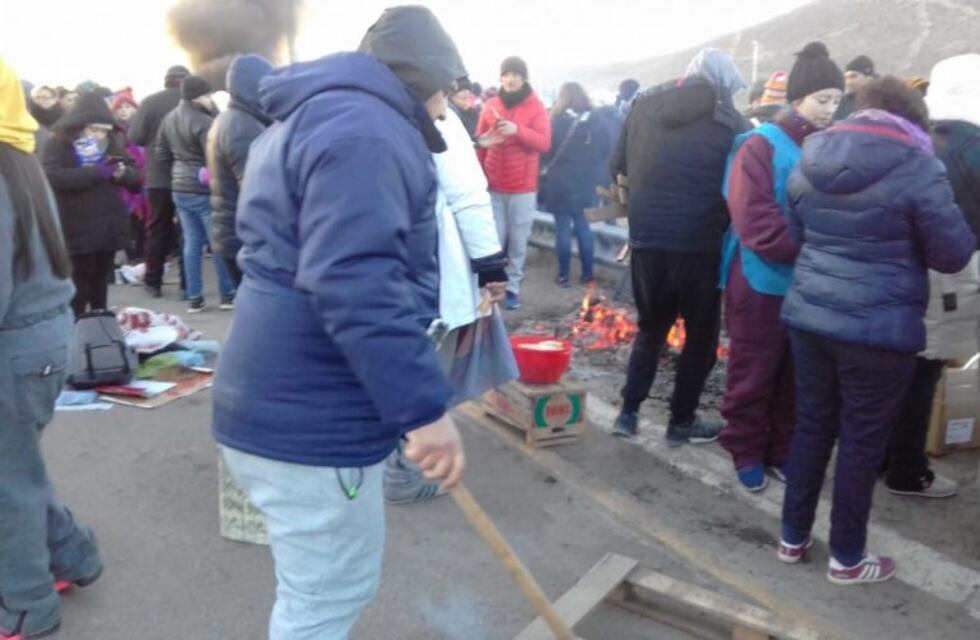 No hay acuerdos, siguen los cortes y petroleros anuncian que subirán a los yacimientos