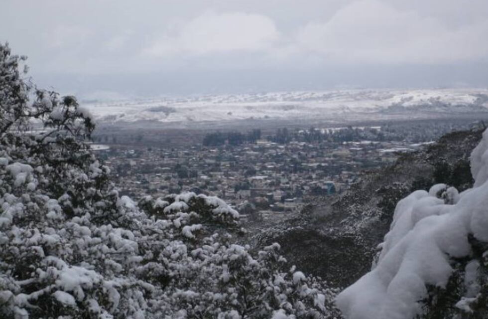 A diez años de la última nevada, Salta amanece con aguanieve y cerros blancos