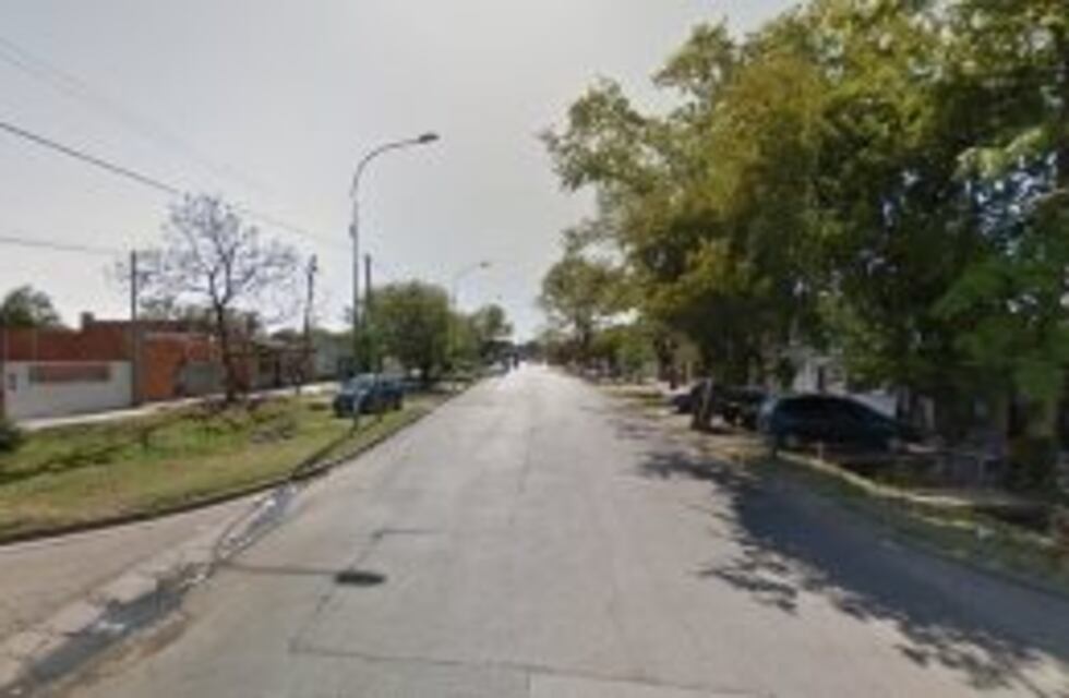 Salió con el auto de su papá, se llevó puesta hasta una canoa y una nena salió despedida por el choque