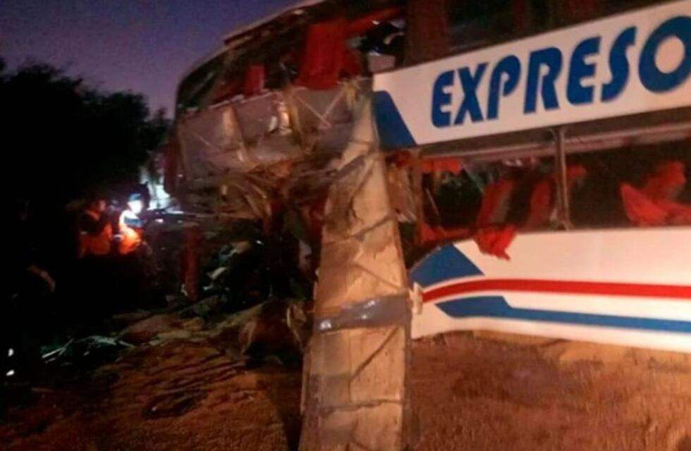 Fatal accidente: un colectivo chocó con un camión y provocó la muerte de seis chaqueños en Santiago del Estero