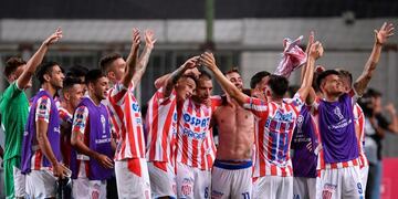 El equipo dio uno de los batacazos en el inicio del torneo al clasificar en Brasil\u002E (AFP)