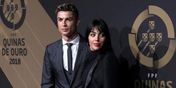 LIS02\u002E LISBOA (PORTUGAL), 19/03/2018\u002E- El jugador portugués del Real Madrid Cristiano Ronaldo (i) posa junto a su novia Georgina Rodríguez (d) a su llegada hoy, lunes 19 de marzo de 2018, a la gala de las Quinas de Oro de la Federación de Fútbol de Portugal (FPF), en el pabellón Carlos Lopes, en Lisboa (Portugal)\u002E EFE/FPF\r\n\r\n\r\n portugal Cristiano Ronaldo Georgina Rodriguez entrega de premios Quina futbolista del real madrid