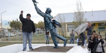 Inauguraron escultura en homenaje al primer Colegio Secundario de Santa Cruz