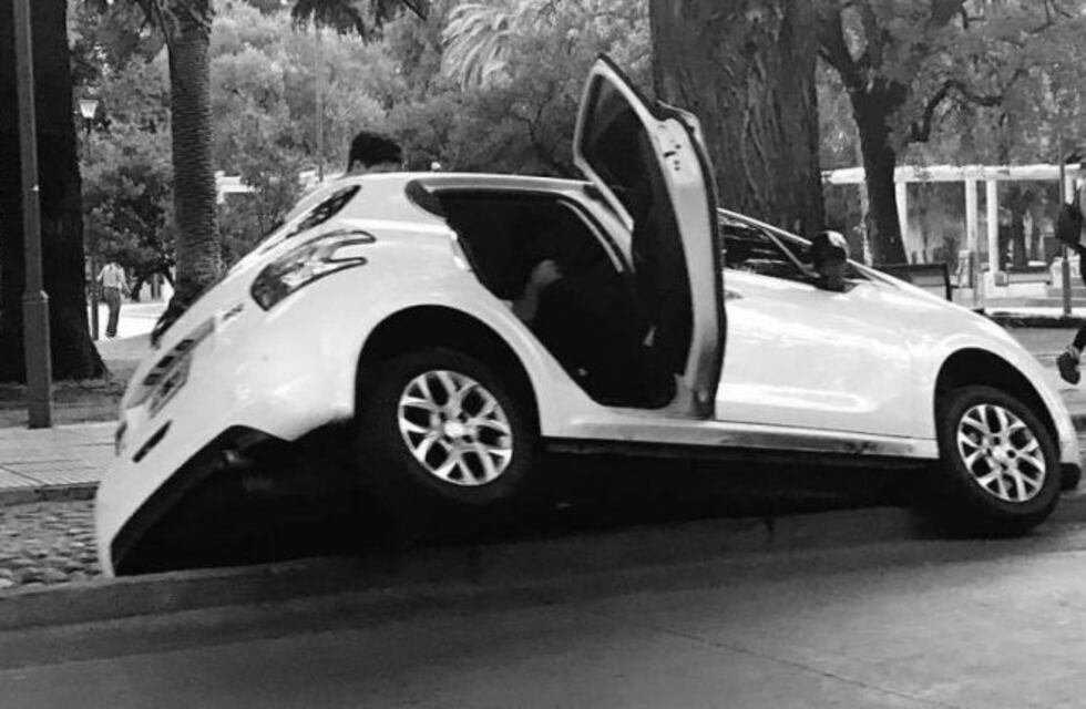 Un auto se metió en una acequia en pleno centro