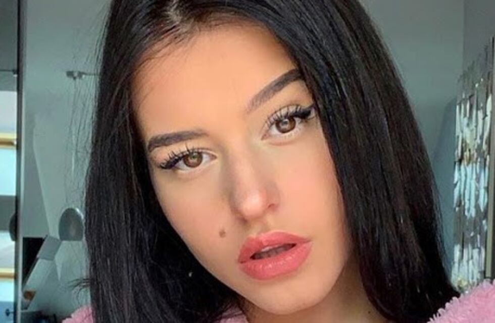 Lea Elui se sumó a un challenge de Tik Tok con una blusa abierta y casi muestra de más