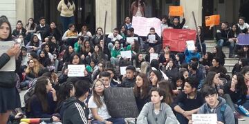 Sentada Escuela Normal Mendoza