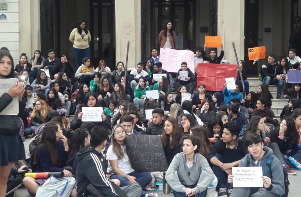 Alumnos del Agustín Álvarez se manifestaron contra la directora por discriminación