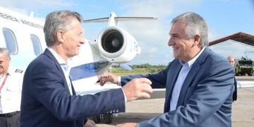 Mauricio Macri saluda al gobernador en su arribo a Jujuy (Archivo)