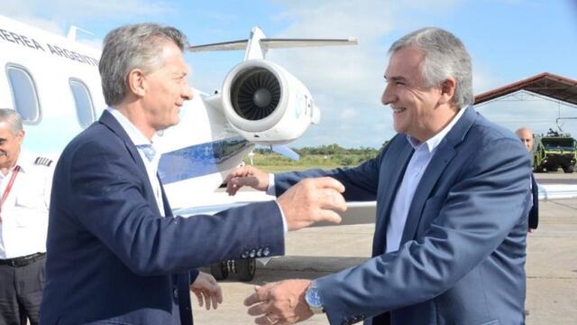 Mauricio Macri saluda al gobernador en su arribo a Jujuy (Archivo)