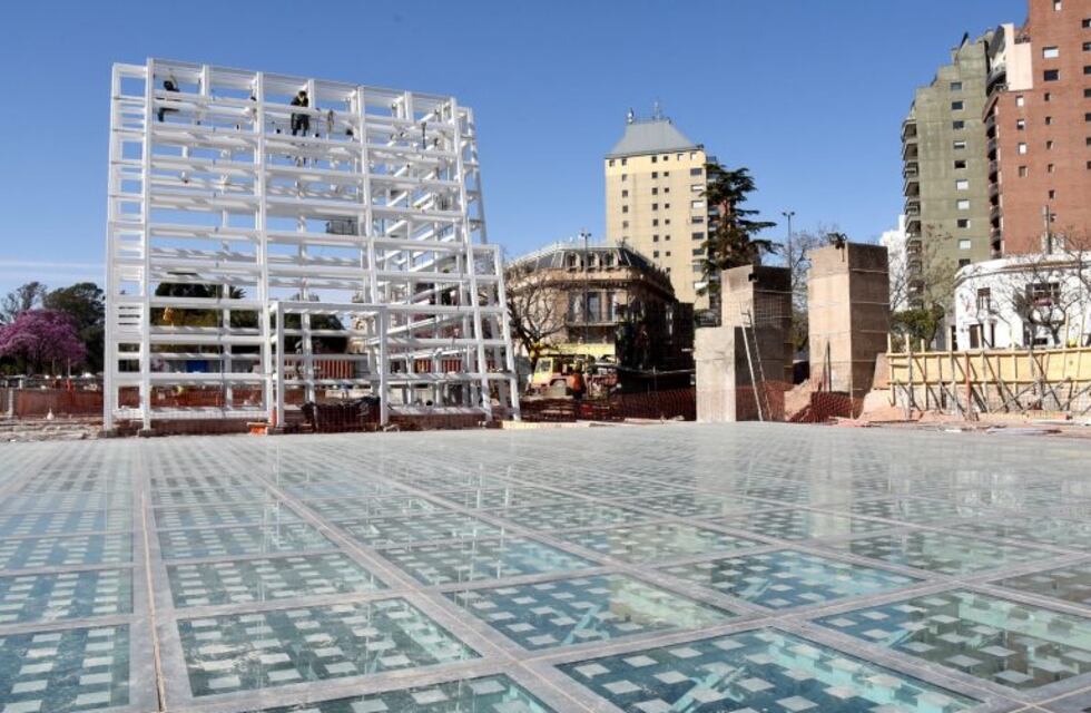 Comenzaron a vidriar la cúpula del Centro de Exposiciones de Plaza España