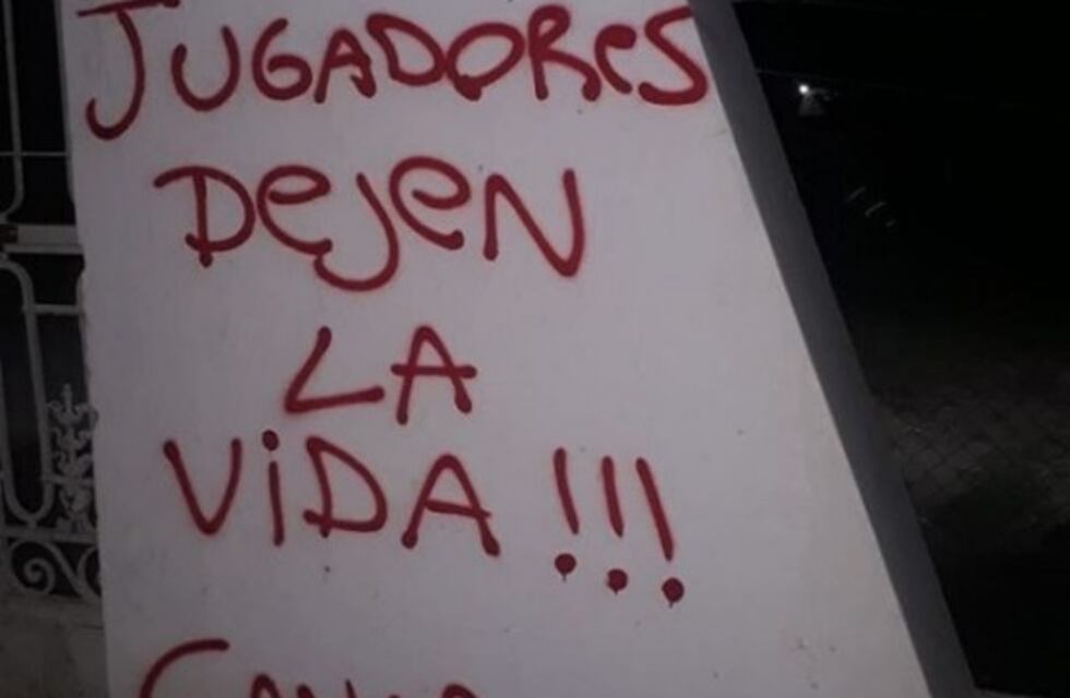 Aparecieron pintadas con amenazas a dirigentes y jugadores de Unión