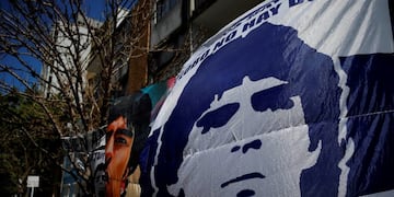 AME5559\u002E LA PLATA (ARGENTINA), 03/11/2020\u002E- Seguidores despliegan pancartas frente a la clínica donde permanece internado el exfutbolista argentino Diego Maradona este martes, en la clínica médica IPENSA de La Plata, Buenos Aires\u002E Maradona que está hospitalizado desde ayer con un cuadro de anemia, deberá ser intervenido en la noche de este martes de un hematoma subdural, según confirmó su médico Leopoldo Luque\u002E EFE/Demian Alday Estévez