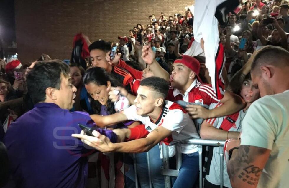 River fue recibido a lo campeón en Córdoba para el duelo con Talleres