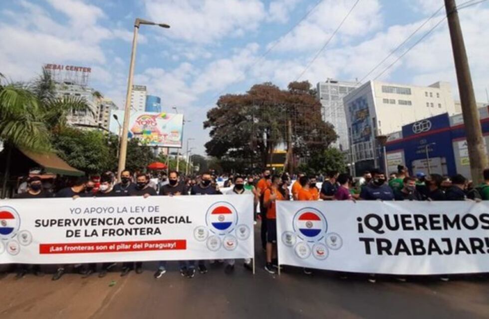 Comerciantes y empresarios de Ciudad del Este protestan en el Puente Internacional de la Amistad
