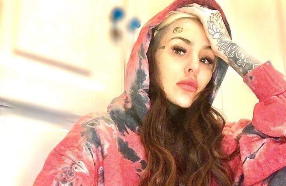 Candelaria Tinelli posó con un top que sorprendió por su diseño de moño