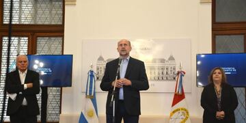 Perotti actualizó las acciones en torno al coronavirus junto a Carlos Parola y Adriana Cantero\u002E (Prensa Perotti)
