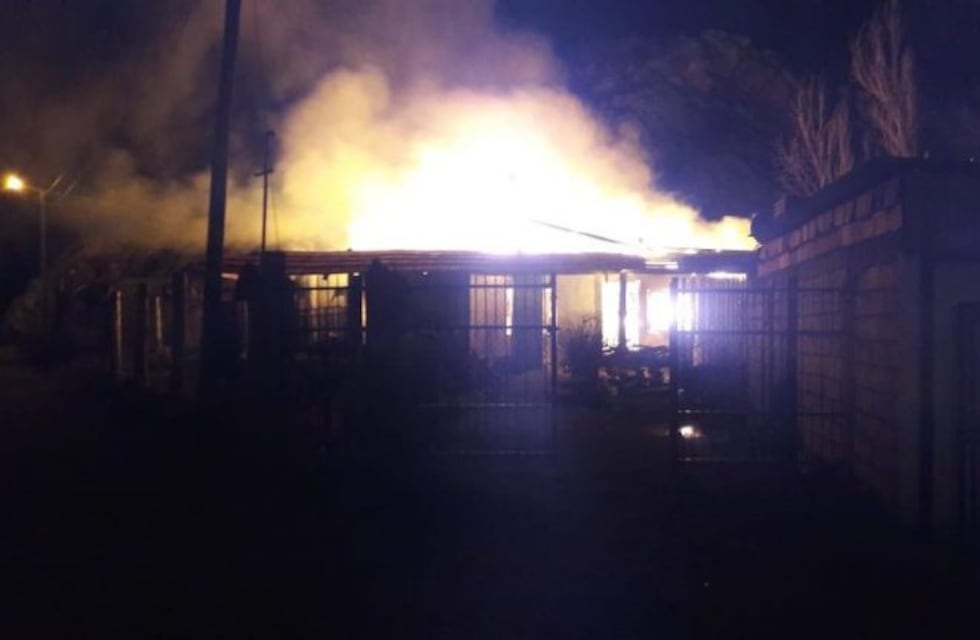 Incendio afectó a una vivienda y dejó un lesionado