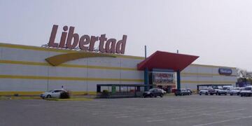 Los menores fueron interceptados cuando huu00edan con los peluches del Hiper Libertad.