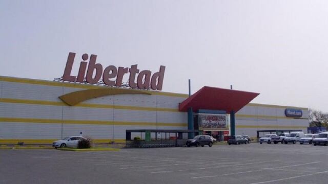 Los menores fueron interceptados cuando huu00edan con los peluches del Hiper Libertad.