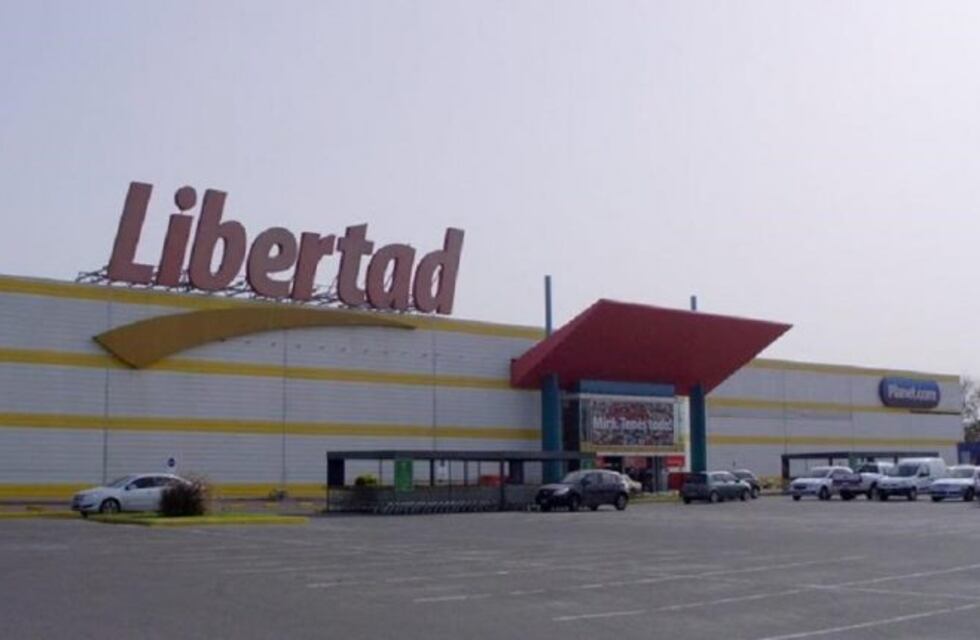 Demoraron a dos menores justo cuando acababan de vaciar una máquina expendedora de peluches