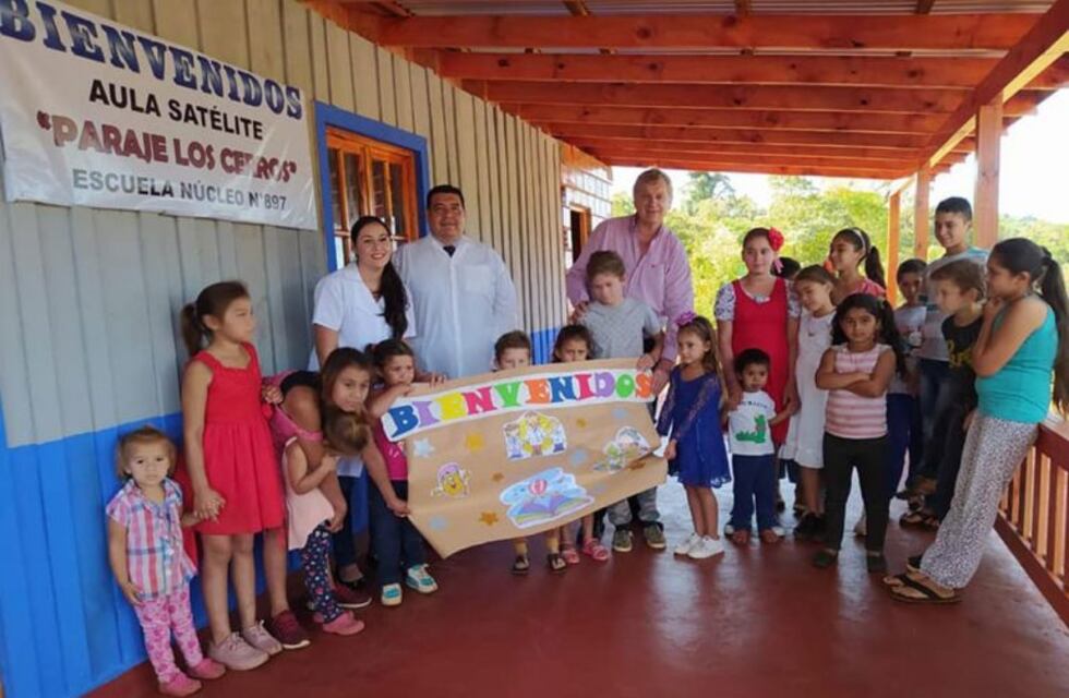 El intendente de Wanda participó de un acto escolar sin medidas sanitarias y causó revuelo en las redes sociales
