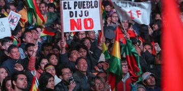 AME8116\u002E LA PAZ (BOLIVIA), 10/10/2019\u002E- Miles de bolivianos se manifiestan contra el presidente país, Evo Morales, para pedir que sea procesado por traición a la patria, a diez días de las elecciones en las que concurre a la reelección, este jueves en la plaza San Francisco de La Paz (Bolivia)\u002E La Paz, sede del Gobierno y del Parlamento bolivianos, y Cochabamba, otra de las principales ciudades del país, fueron los escenarios en que organizaciones cívicas reunieron a miles de detractores de Morales\u002E EFE/Martin Alipaz