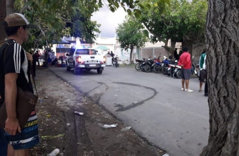 Balearon a un hombre en medio de un torneo de fútbol infantil