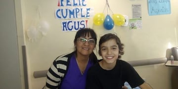 El pequeño con su madre Yolanda\u002E