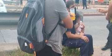 Una madre arrojó a sus hijos en plena avenida Vélez Sarsfield\u002E