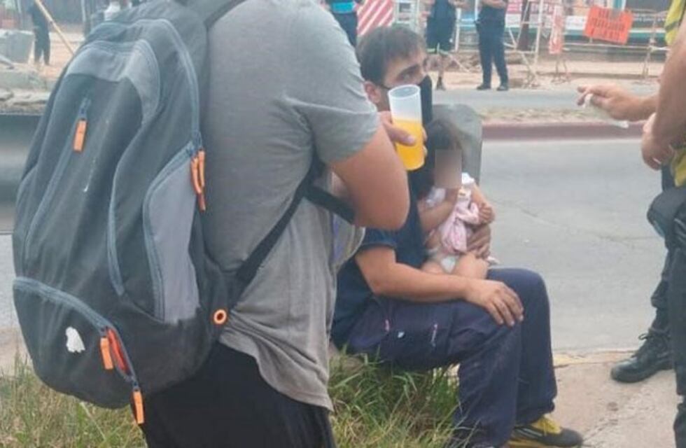 Una mujer tiró a sus dos hijos en avenida Vélez Sarsfield