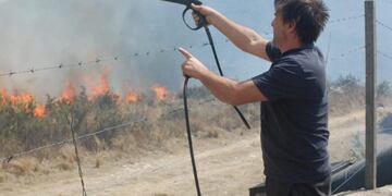 Damián de Santo combate el fuego (Ariel Luna)\u002E