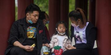 Beijing (China), 31/01/2019\u002E- Residents sit in a park in Beijing, China, 17 May 2020\u002E Due to a new guidance released from the Beijing Center for Disease Prevention and Control on 17 May, people don't need to wear face masks outside, but still should avoid close contact with others\u002E Several countries around the world have started to ease COVID-19 lockdown restrictions in an effort to restart their economies and help people in their daily routines after the outbreak of coronavirus pandemic\u002E EFE/EPA/WU HONG