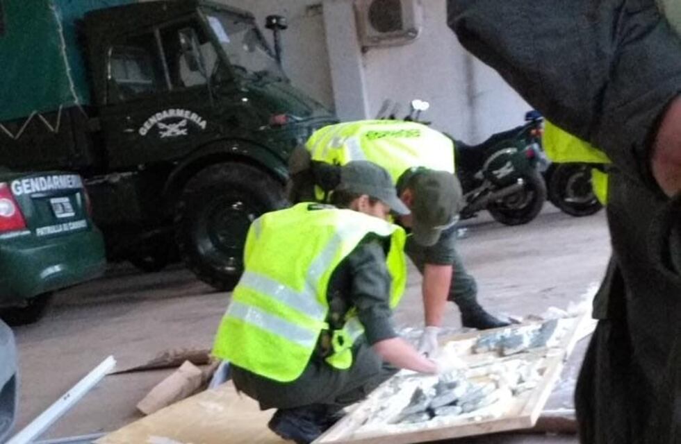 Intentó llevar 14 kilos de marihuana en dos puertas de madera