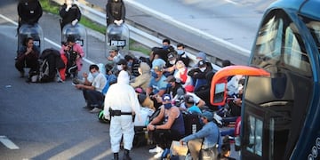 Micro extranjeros (Foto: Clarín)