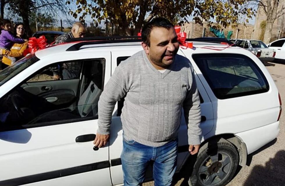 Le incendiaron el auto y sus compañeros le regalaron uno