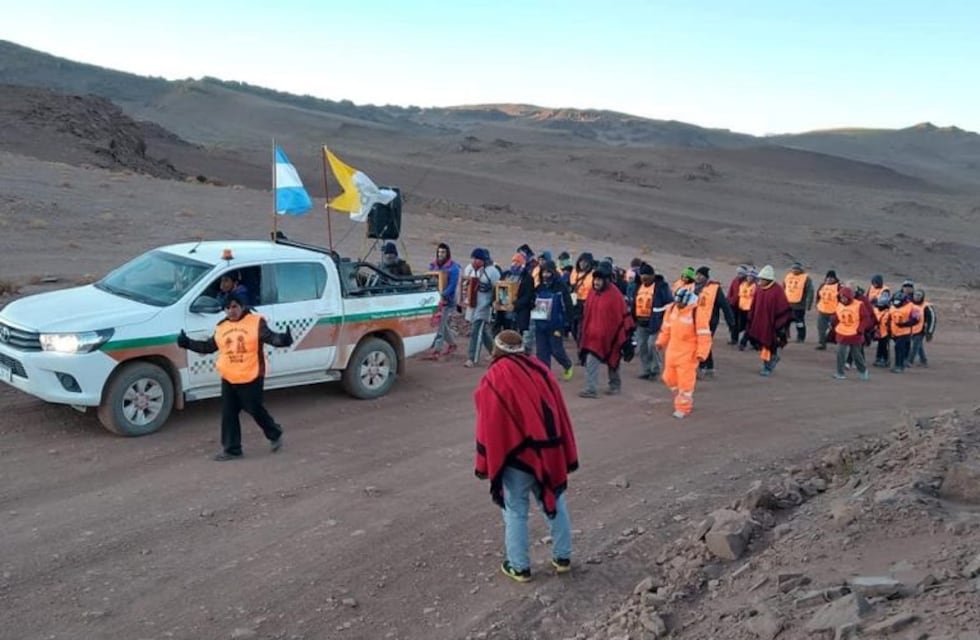Ni el frío detiene a los peregrinos de Mina Patito y Tolar Grande