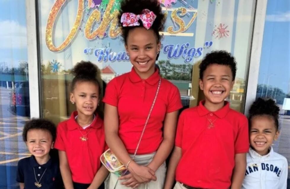 Tras pasar su infancia en un orfanato separado de sus hermanos, adoptó a tres huérfanos