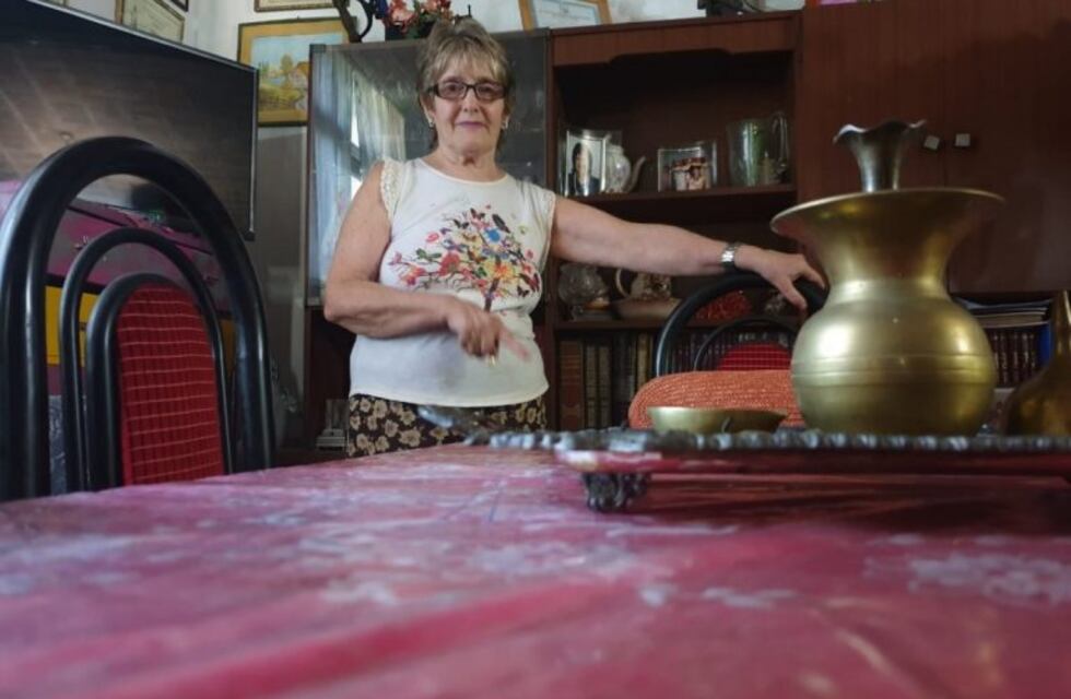 Intentaba robar y fue descubierto escondido debajo de una mesa