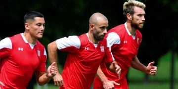AME9265\u002E LA PLATA (ARGENTINA), 02/01/2020\u002E- El futbolista argentino Javier Mascherano (c) participa en un entrenamiento general al inicio de la pretemporada como nuevo refuerzo del club Estudiantes de La Plata este jueves, en el Country Club de City Bell de la ciudad de La Plata, provincia de Buenos Aires (Argentina)\u002E Estudiantes de La Plata, que tiene a Gabriel Milito como entrenador, comenzó este jueves la pretemporada con sus dos nuevos refuerzos, el centrocampista Javier Mascherano y el delantero uruguayo Martín Cauteruccio\u002E Mascherano, exjugador de River Plate, el Corinthians, el West Ham, el Liverpool y el Barcelona, llegó desde el Hebei Fortune chino y volverá a disputar el campeonato local tras 14 años en el exterior\u002E EFE/ Demian Alday
