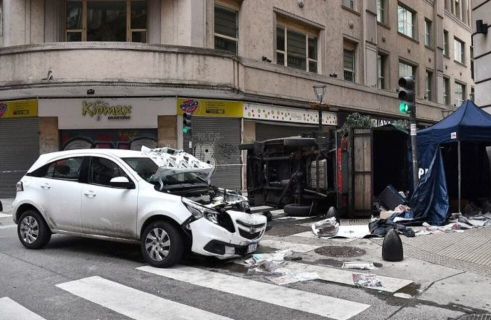 Accidente fatal entre un auto y un camión que quedó volcado en el microcentro porteño