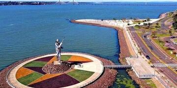 Vista aérea del monumento a Andresito Guacurarí desde el aire, con su jardín coloeado en contraste con el río Paraná\u002E