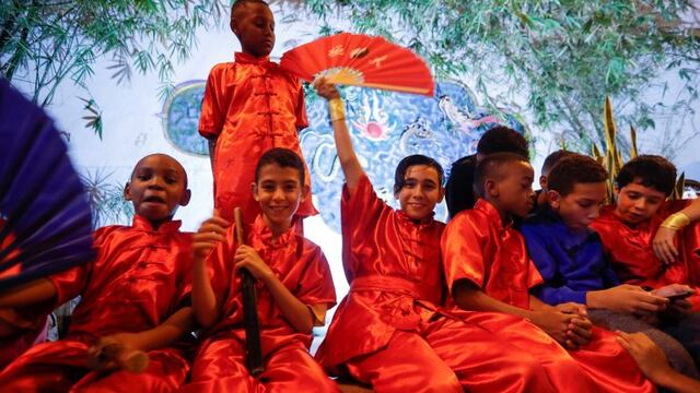 Niños posan para una fotografía durante los festejos por el Año Nuevo Lunar\u002E EFE/Yander Zamora