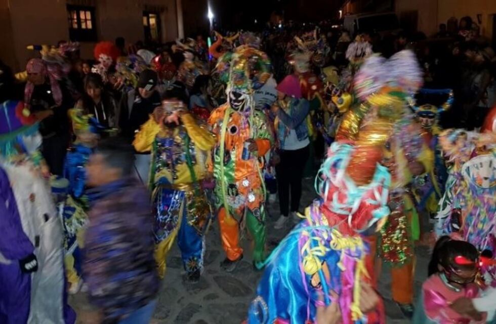 Una multitud baila al ritmo del carnavalito en las calles de Humahuaca