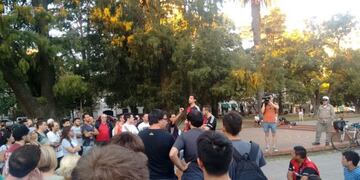 Los socios rojinegros se manifestaron en la Plaza del Foro\u002E (@Fedecruzalta)