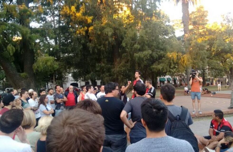 La oposición en Newell's se concentró para pedir la renuncia de la comisión directiva