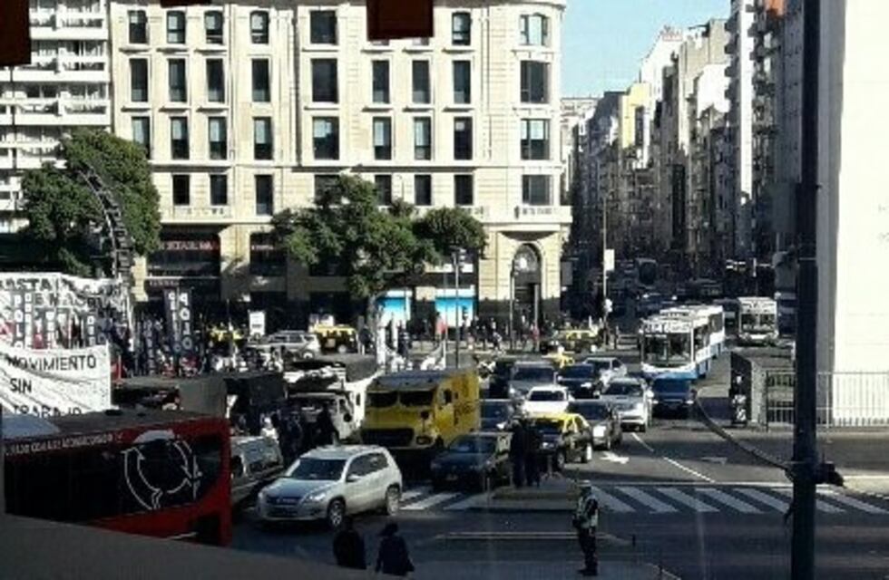 Levantaron el corte en 9 de julio y Corrientes y el Metrobus funciona con normalidad