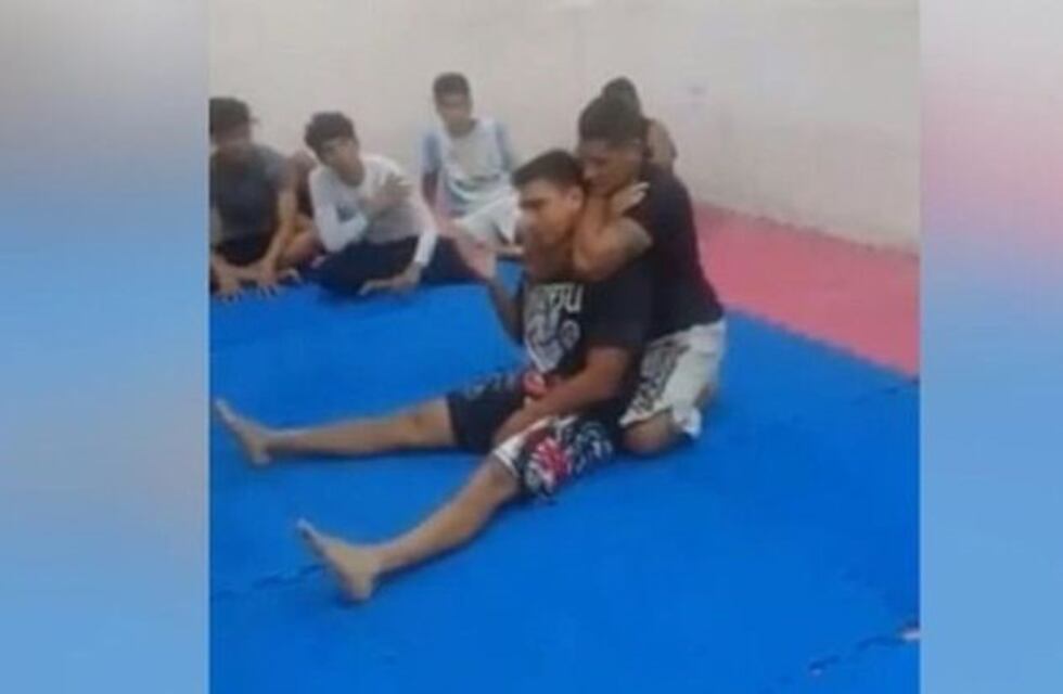Ahorcó y desmayó a su alumno: la polémica por el video del profesor de MMA