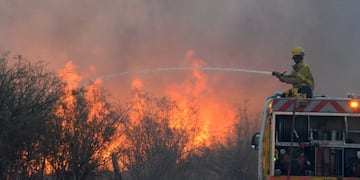 Bomberos trabajando para controlar los incendios forestales en San Luis