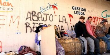 Entre 15 y 30 las personas que, desde hace un mes, se encontraban viviendo debajo del Puente Alberdi, en Dorrego, fueron desalojadas del sector\u002E