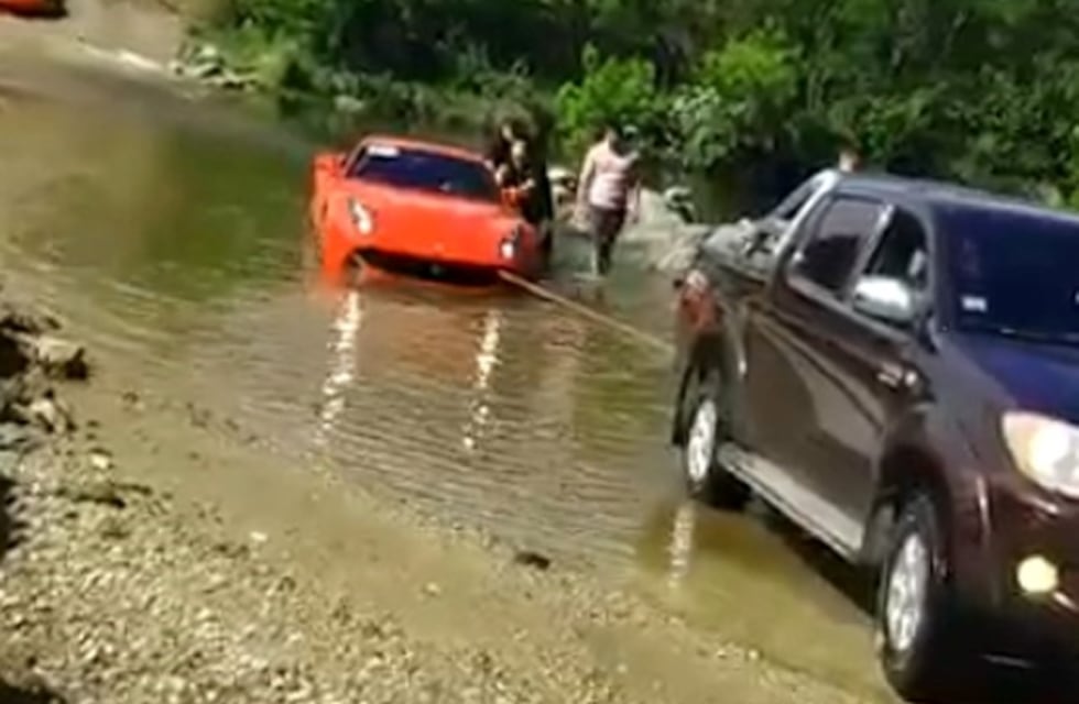 Viral: la Ferrari más cara del país, se ahogó en un vado cordobés